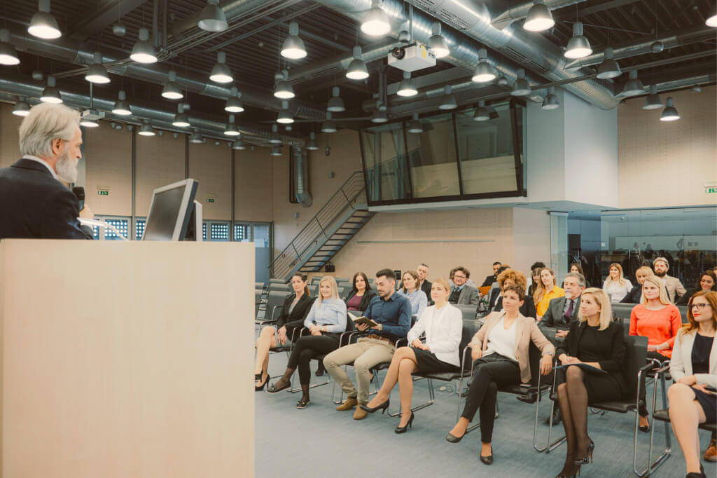 konferenzraum-redner-zuhörer-dolmetschkabine